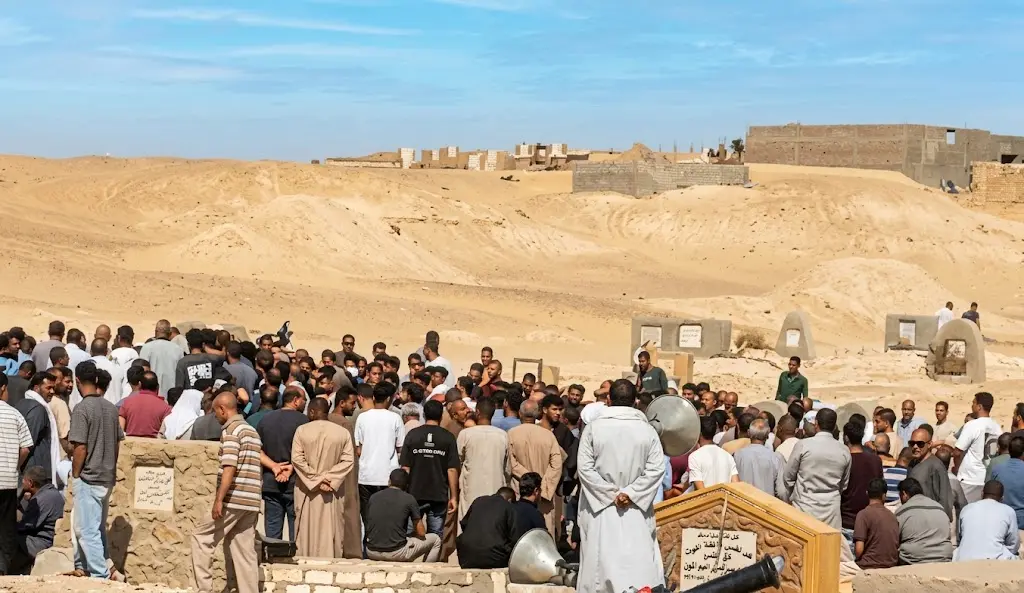 في مشهد مهيب.. أهالي ميدوم بالواسطى يشيعون جثامين 3 أطفال من عائلة واحدة