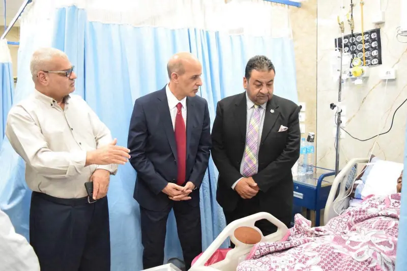 رئيس جامعة بني سويف يزور والد الطفل "محمد" بطل واقعة الصحراوي ويشيد بشجاعته