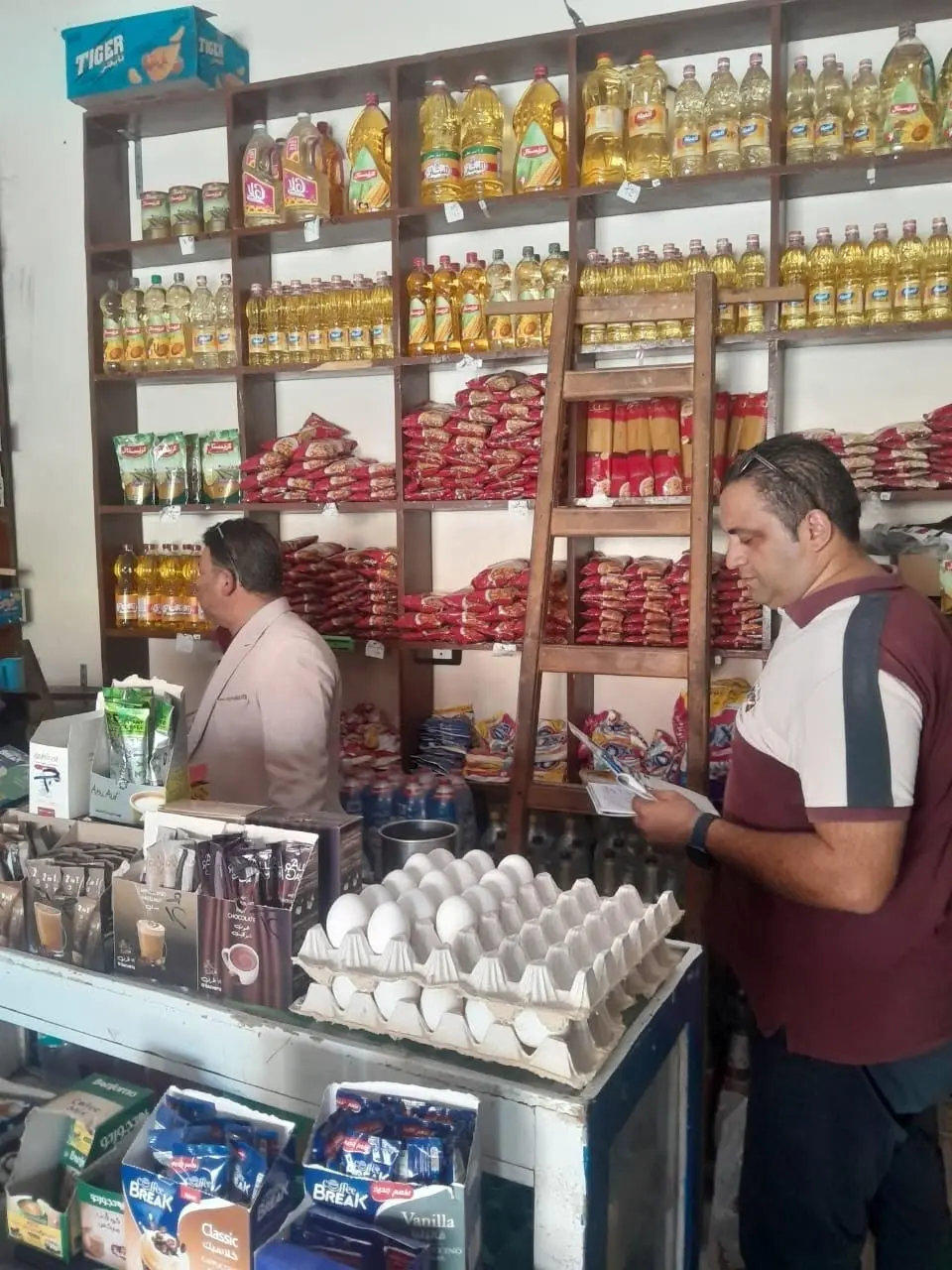 عين الرقابة لا تنام.. كيف ضبطت تموين بني سويف 180 عبوة بويات بدون فواتير وأسقطت مخالفات خطيرة تهدد سلامة المستهلكين؟