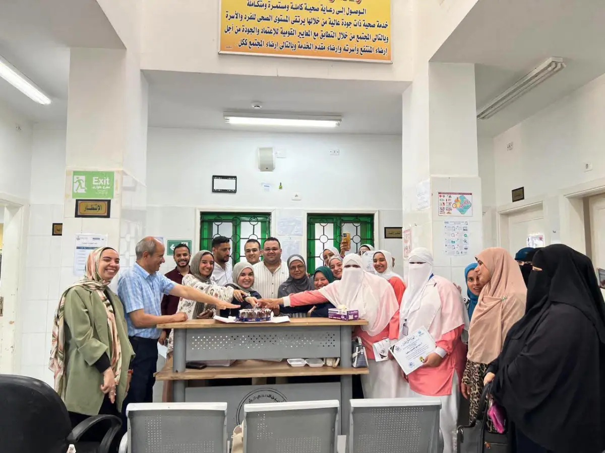 مدير الإدارة الصحية بإهناسيا يكرم فريق عمل الوحدة الصحية بقرية "زكي فاضل" لاجتيازها معايير الجودة والحصول على اعتماد الهيئة الرقابية