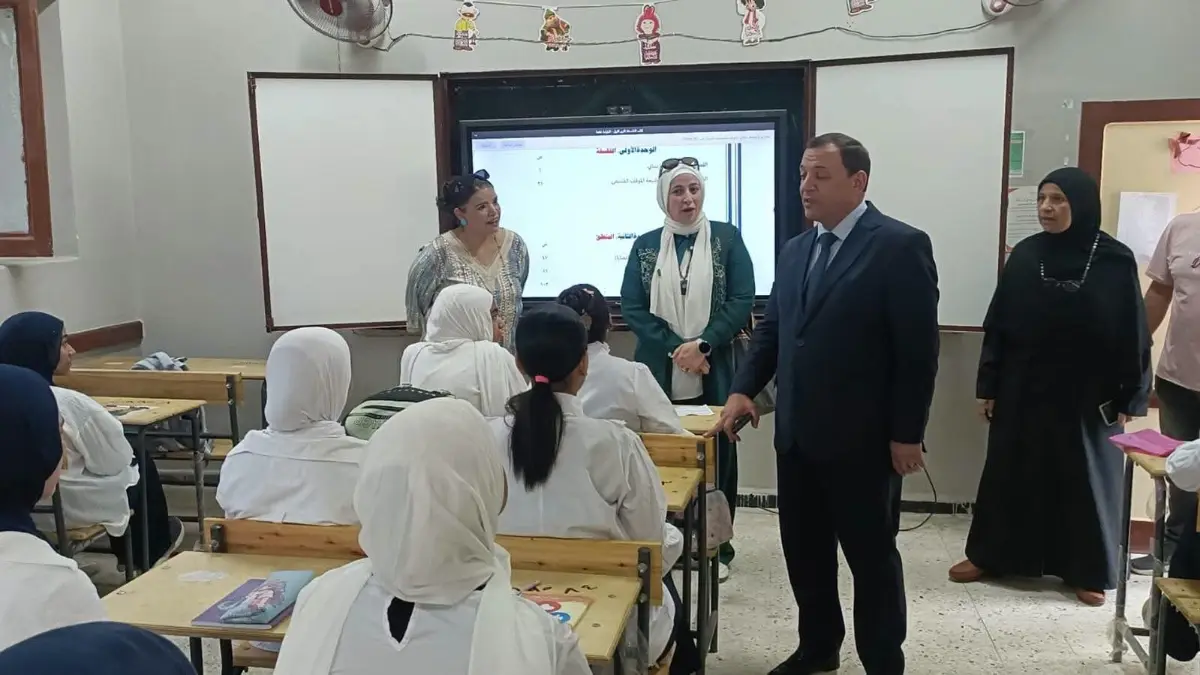 د. عصام عمارة يشهد طابور الصباح بمدرسة الثانوية الجديدة بنات ويؤكد على أهمية الانضباط والأنشطة المدرسية