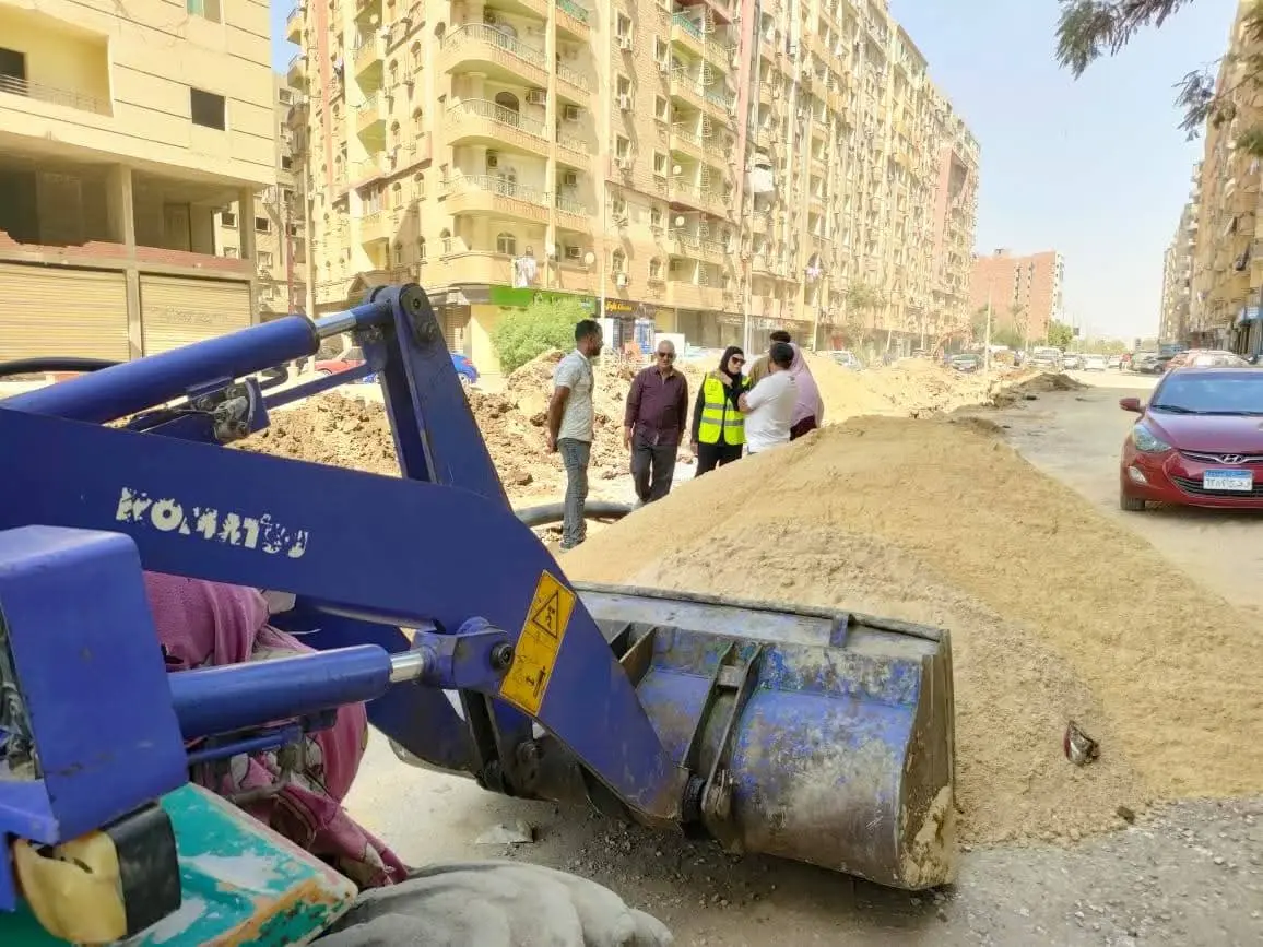 حرصاً على الارتقاء بمستوى الخدمات.. المهندسة دينا عمر سليمان تتابع ميدانياً أعمال تحسين وصيانة شبكات الصرف الصحي بمنطقة الزهور بمدينة بني سويف