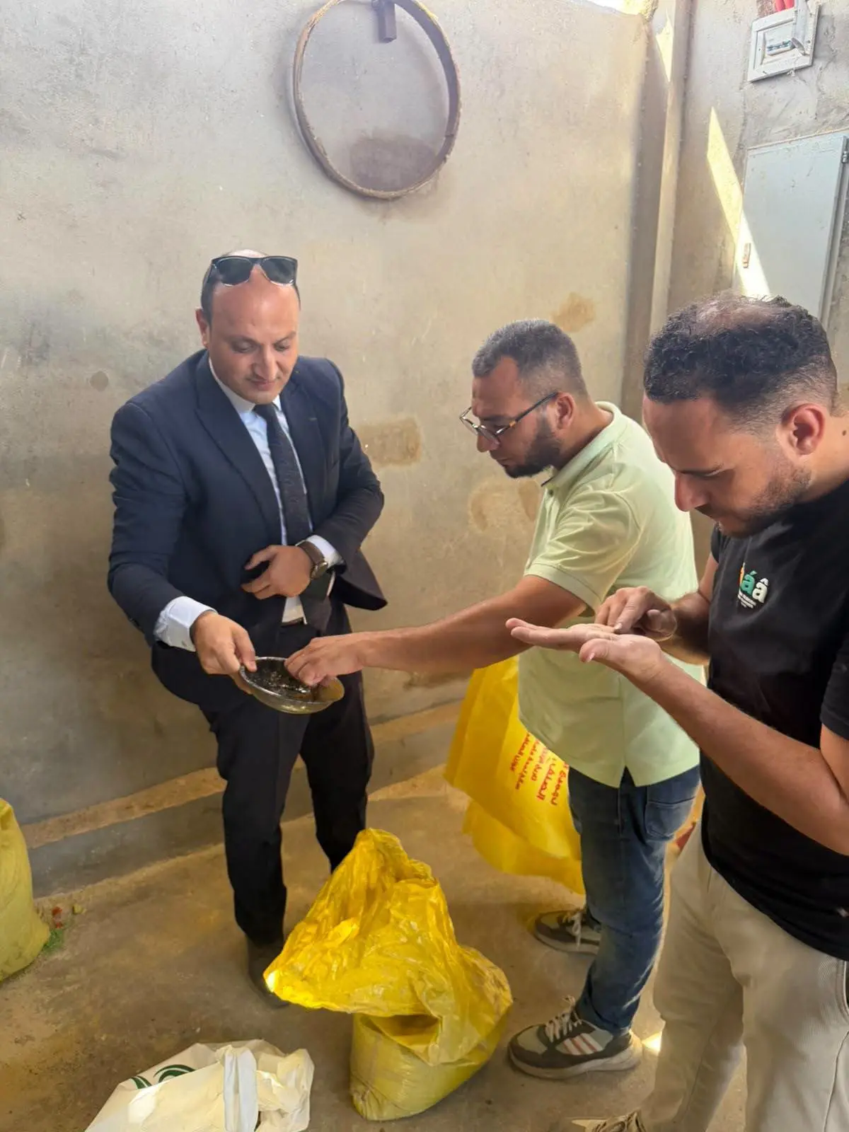 في واقعة غش صادمة.. الأجهزة الرقابية ببني سويف تداهم منشأة بأبو صير الملق تصنع حبيبات الفلفل الأسود من عجين رديء وألوان صناعية ودقيق مخابز مدعم