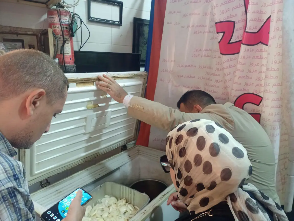 تحرك رقابي عاجل في الإسكندرية.. ضبط حشرات وتدني مستوى النظافة بمطعم شهير وسحب عينات لتحليلها بعد إصابة مواطنين بحالات تسمم