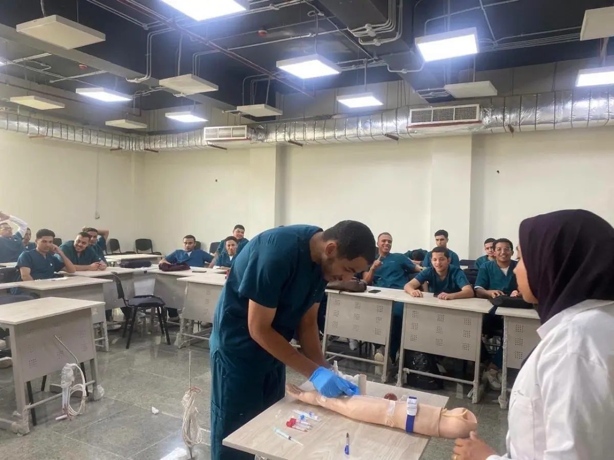 تأكيداً على جاهزية الخريجين لسوق العمل.. طلاب تمريض بني سويف الأهلية يتدربون عملياً على سحب العينات، تركيب الكانيولا، ومكافحة العدوى بمعامل المهارات المتقدمة