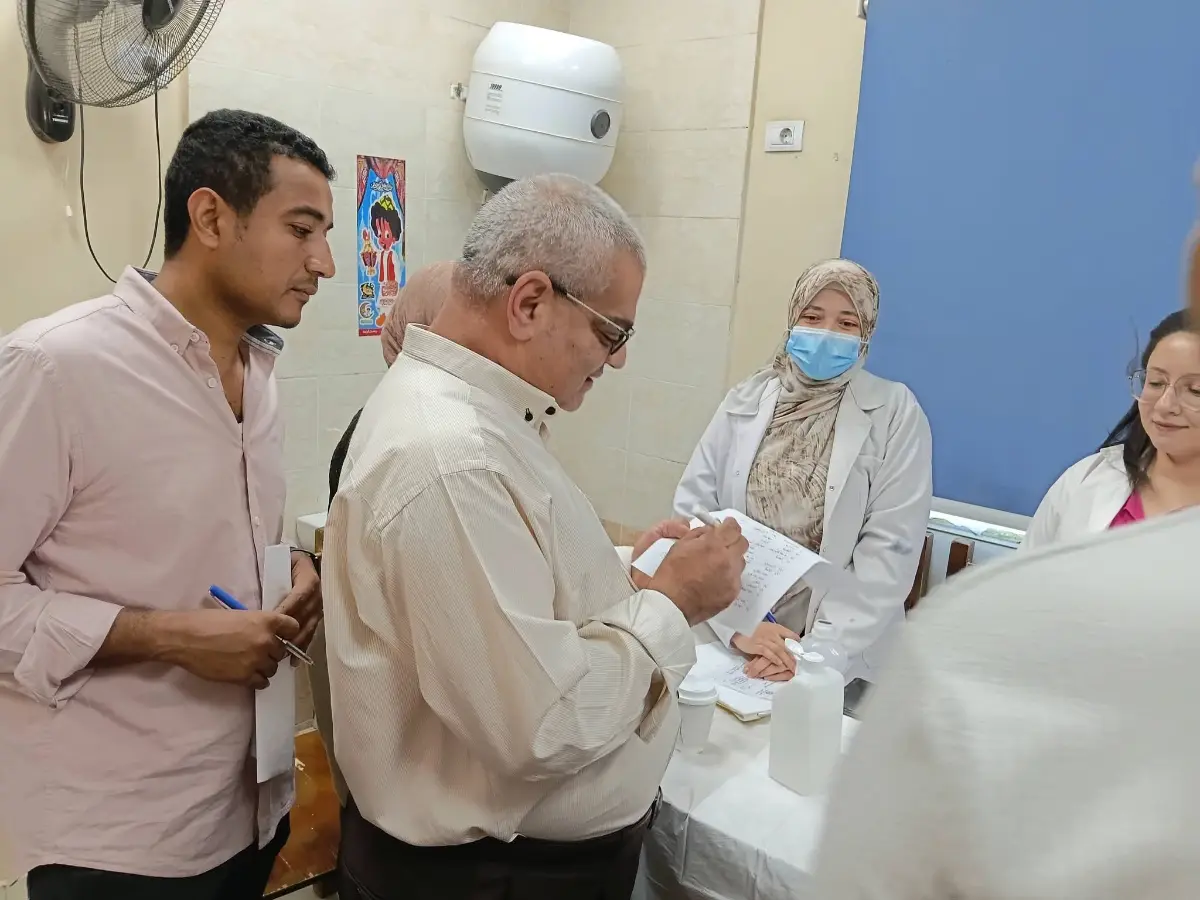 المدير التنفيذي لمستشفيات جامعة بني سويف يتفقد العيادات الخارجية ويؤكد على جودة الخدمات المقدمة للمرضى