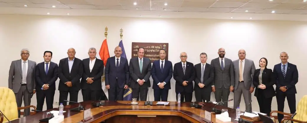 وزير الاتصالات يبحث مع جمعية رجال الأعمال فرص الاستثمار بالتعهيد ويستعرض مشروعات التحول الرقمي