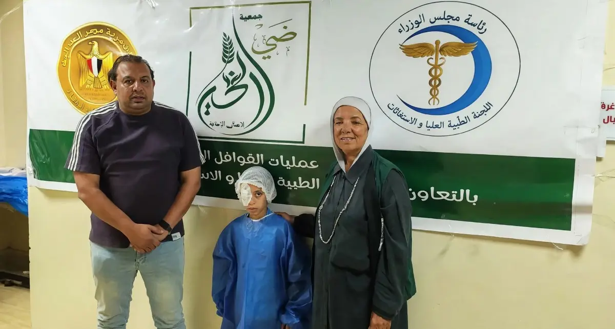 بعد تعرضه لحادث أليم وارتطام أفقد عينيه الرؤية.. نجاح عملية مياه بيضاء وزراعة عدسات للطفل «عمر أحمد» بتدخل فوري من الحكومة ومؤسسات المجتمع المدني