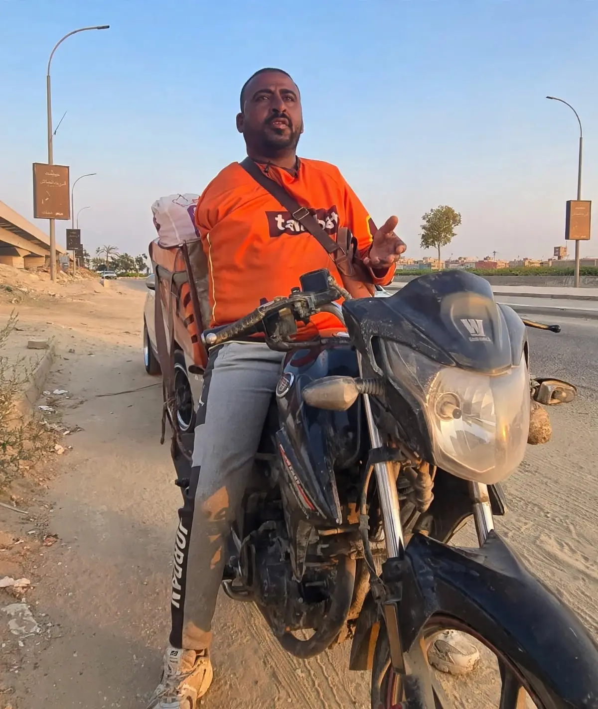 ضرب أروع الأمثلة في الصبر والمكافحة.. مواطن من بني سويف يروي للزميل محمد فتحي قصته المؤلمة مع التنمر ورفض عمله بعد بتر ذراعه وفقدان طفليه