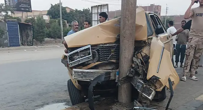 إصابة 3 أشخاص في حادث اصطدام سيارة ملاكي بعمود إنارة