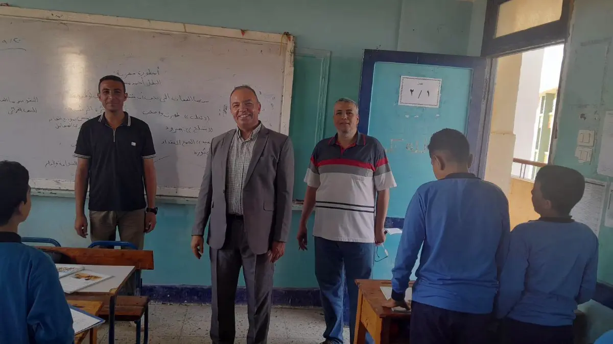 تنفيذاً لتوجيهات وكيل تعليم بني سويف.. السادات أنور يواصل جولاته الميدانية بالمدارس ويشدد على تطبيق لائحة الانضباط المدرسي