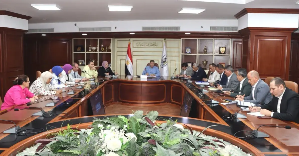 في إطار متابعة الحكومة لملفات البناء وتيسير الإجراءات على المواطنين.. الأستاذ كامل علي غطاس يشدد على سرعة البت في الملفات المتوقفة وحل مشكلات اللجنة الفنية